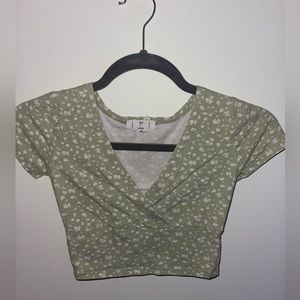 IVY & MAIN ditsy surplice womens light green crop top